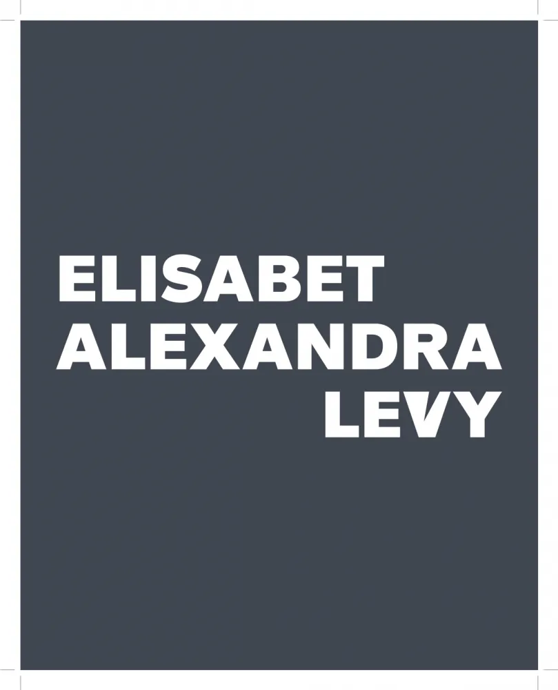 Schwarze Fläche auf der in weißen Buchstaben der Name "Elisabet Alexandra Levy" steht.