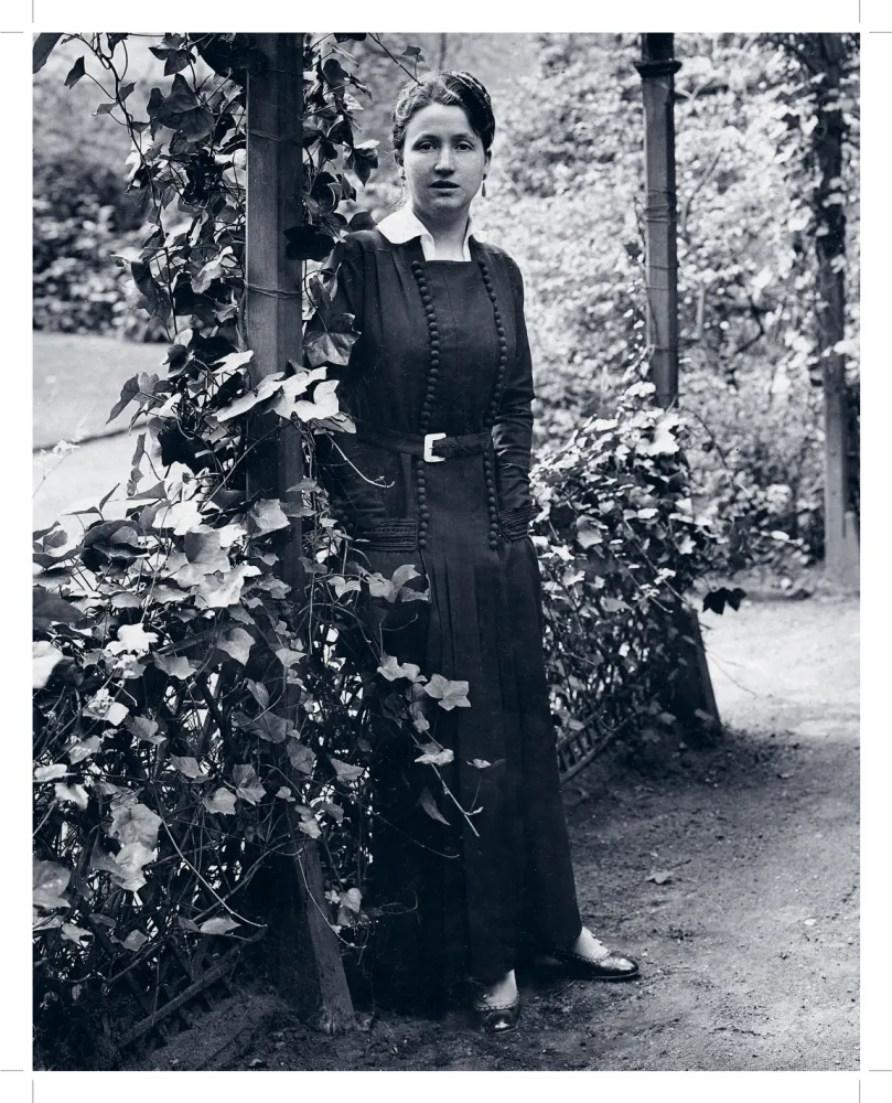 Schwarz-weiß-Foto einer Frau in einem Park.