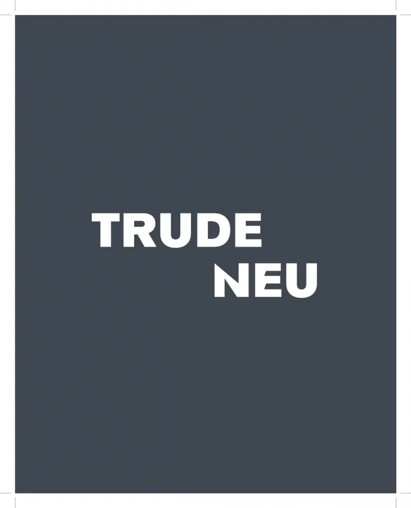 Schwarze Fläche auf der in weißen Buchstaben der Name "Trude Neu" steht.