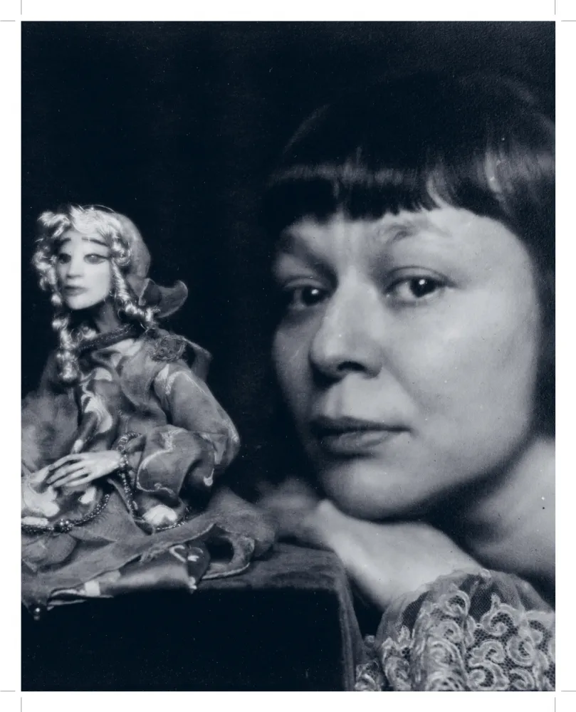 Porträt von Lotte Pritzel mit einer Handpuppe.