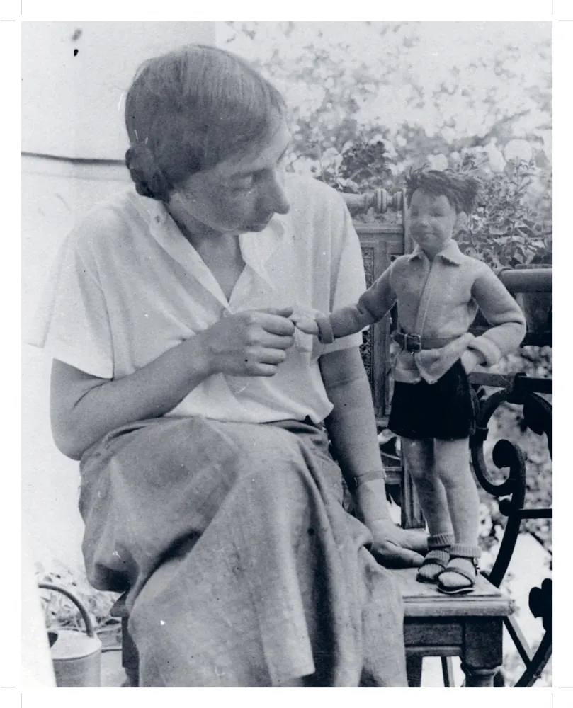 Schwarz-weiß-Foto einer Frau neben der rechts eine Puppe steht, deren Hand sie hält und die sie anblickt.
