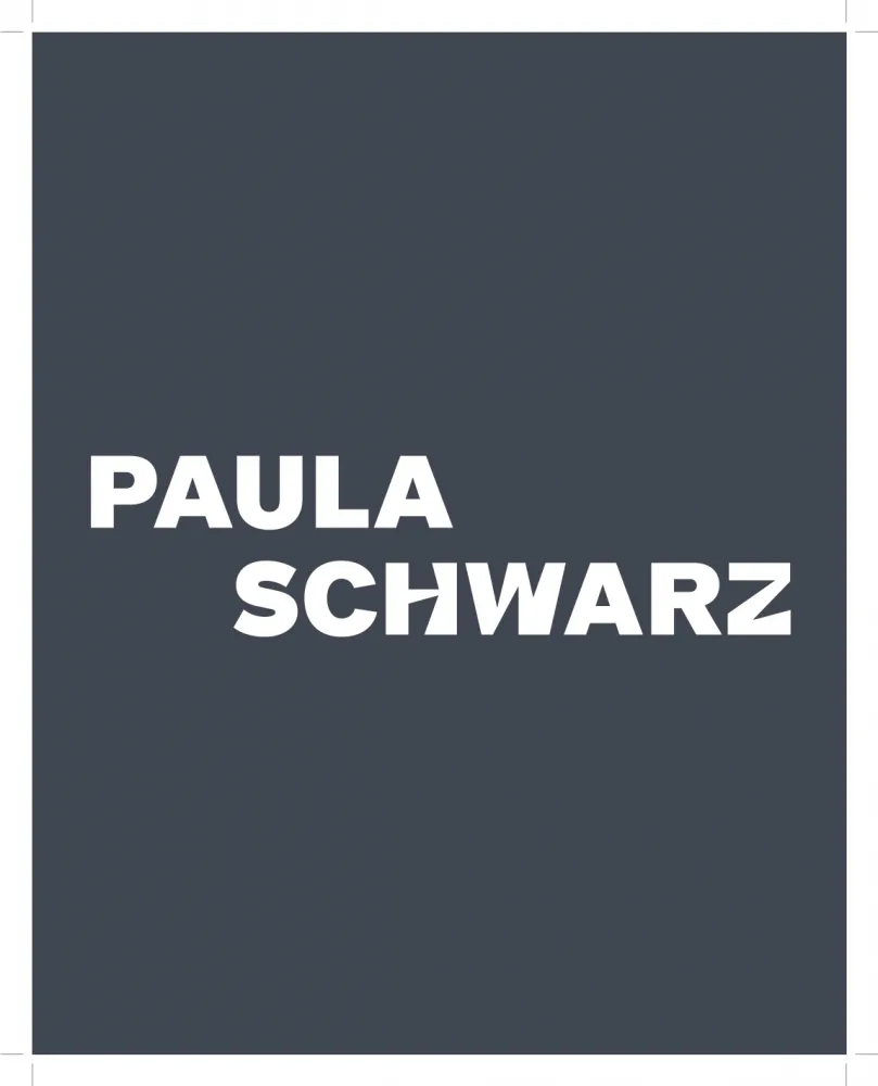 Schwarze Fläche auf der in weißen Buchstaben der Name "Paula Straus" steht.