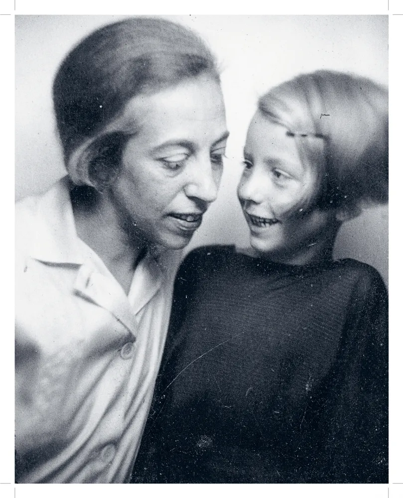 Sepiafarbenes Porträt einer Frau, die nach unten blickt; rechts von ihr steht ein Kind, das die Frau anlächelt.
