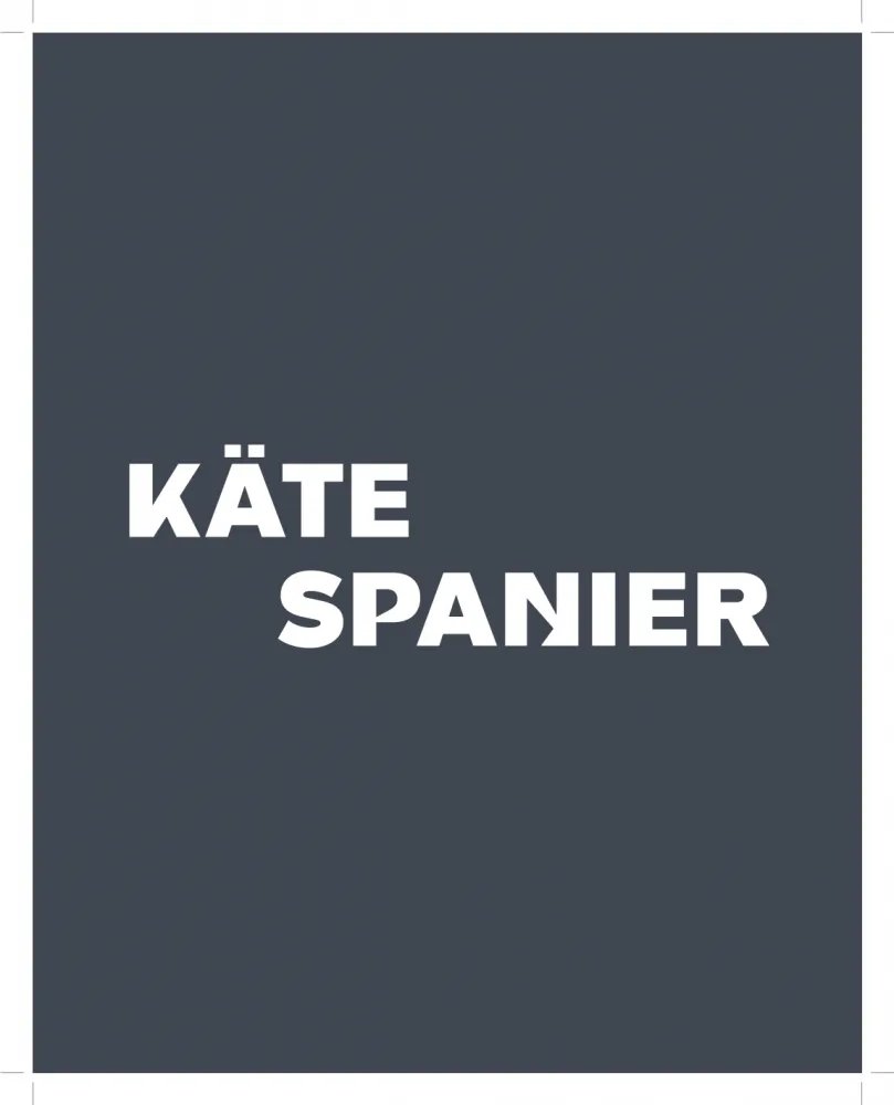Schwarze Fläche auf der in weißen Buchstaben der Name "Käte Spanier" steht.