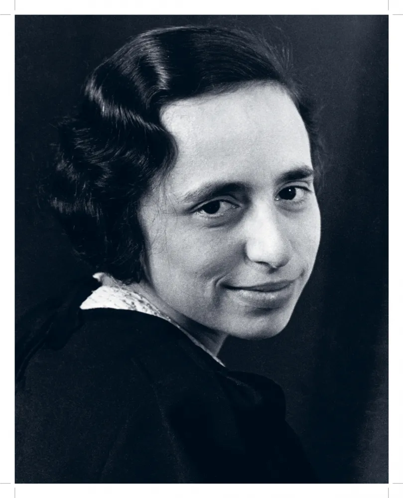 Schwarz-weiß-Foto einer Frau. 