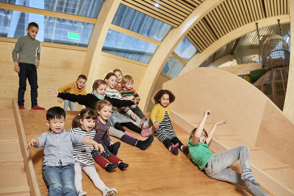 Kinder an Spielstation in der Kinderwelt Anoha