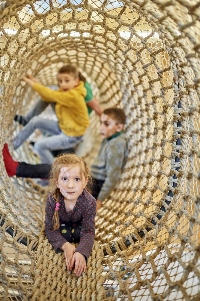 Kinder an Spielstation in der Kinderwelt Anoha.