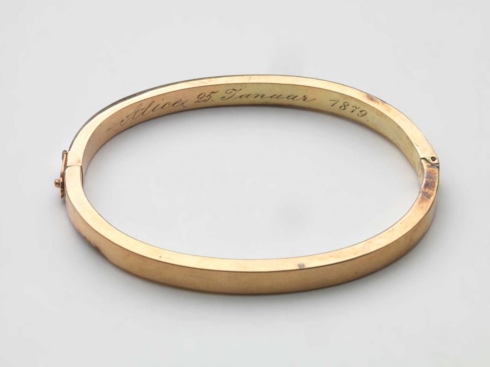 Golden bracelet with the inscription "Alice January 25, 1879"