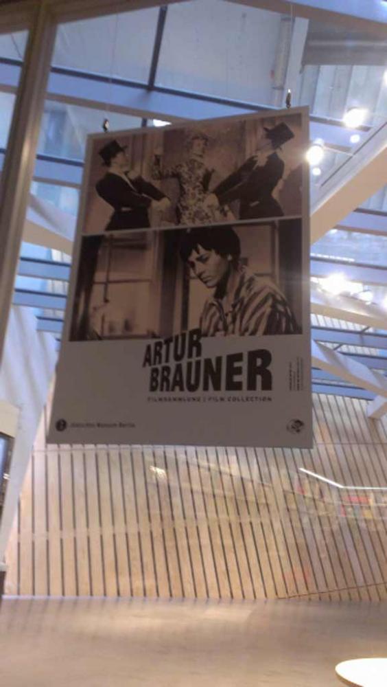 Blick auf ein Artur-Brauner-Plakat im Lesesaal.