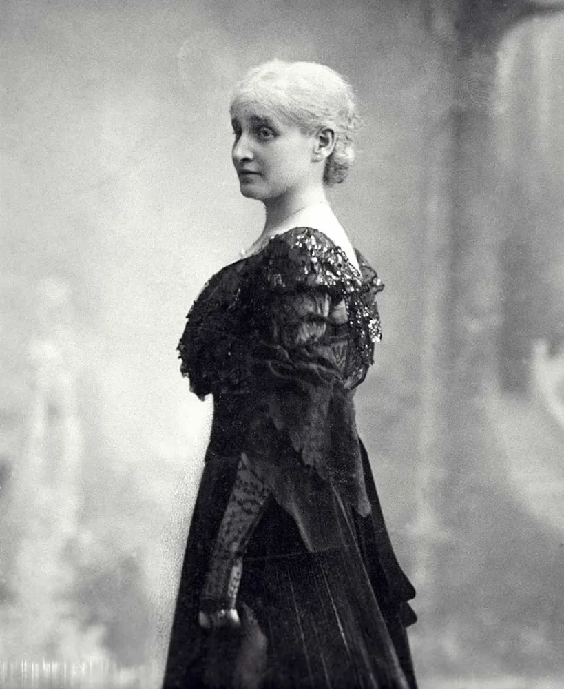 Historische Schwarz-Weiß-Fotografie von Bertha Pappenheim, stehend, sie trägt ein dunkles Kleid.