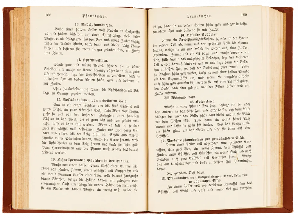 S. 188-89 Rezepte für „Nudelpfannkuchen, Apfelstreifchen, Apfelsträubchen von gerührtem Teig, schnellgemachte Törtchen in der Pfanne, Gefüllte Brödchen, Spiegeleier, Kartoffelpfannkuchen für gewöhnlichen Tisch, Pfannkuchen von rohgeriebenen Kartoffeln"