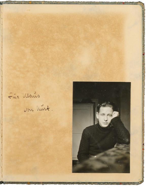 Seite aus einem Notizbüchlein auf die ein Foto geklebt wurde, daneben die Inschrift: Von Klaus für Kurt 