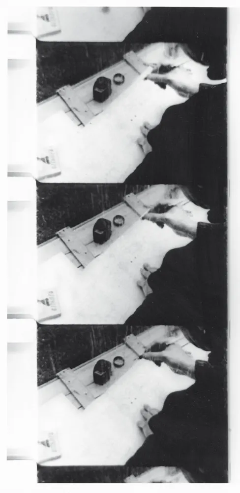 Drei Filmstills in Schwarz-Weiß mit Tintenfass und einer Hand, die einen Stift hält.