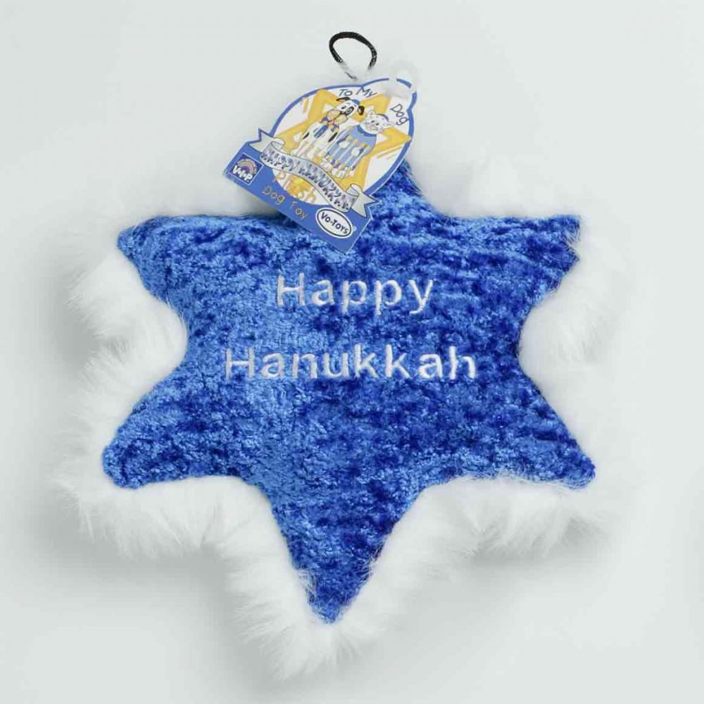 Blauer Davidstern aus Plüsch der Marke „V.I.P“ („VERY IMPORTANT PET“), der auf der Vorderseite mit „Happy Hanukkah“ bestickt ist