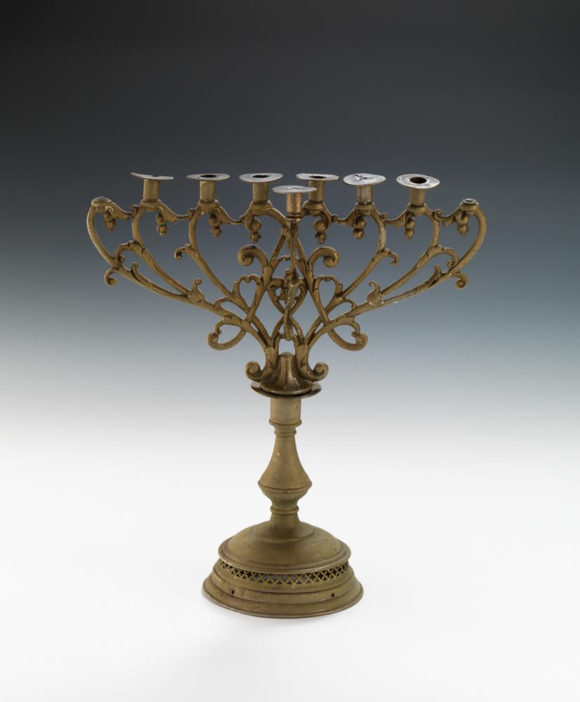 Fotografie: ein Messing-Leuchter mit rundem Fuß und sieben Kerzenhaltern 