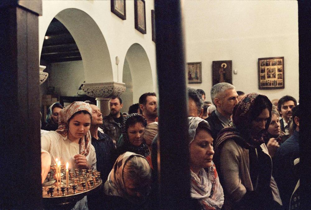 Kopftuch tragende Frauen in einem Kirchenschiff