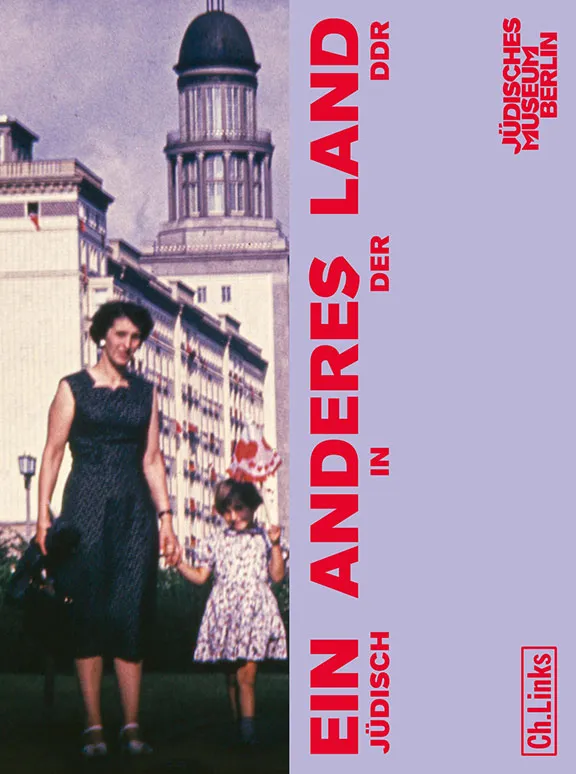 Buchcover, dessen eine Hälfte ein älteres Familienfoto vor dem Frankfurter Tor in Berlin zeigt, die andere Hälfte den Buchtitel: Ein anderes Land. Jüdisch in der DDR.