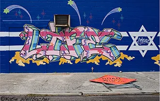 Buntes Grafitti mit dem Schriftzug »life« neben einem Davidstern