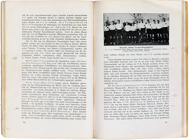 Aufgeschlagenes Buch mit Text und einem Foto einer Fu&szlig;ballmannschaft.