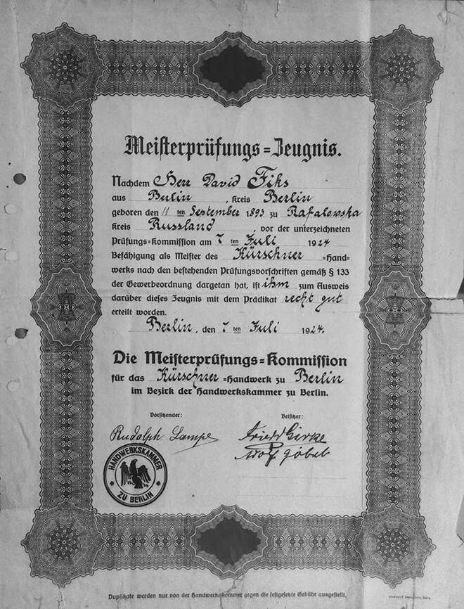 Schwarz-Weiß-Kopie einer Urkunde mit Schmuckrahmen