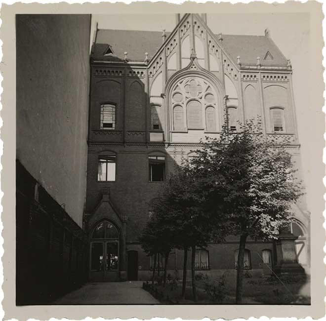 Die Aufnahme zeigt das Auerbach’sche Waisenhaus von der Schönhauser Allee aus gesehen. Im oberen Teil ist ein Spitzgiebel mit Fenstern zu sehen (Schwarz-Weiß-Fo­to)