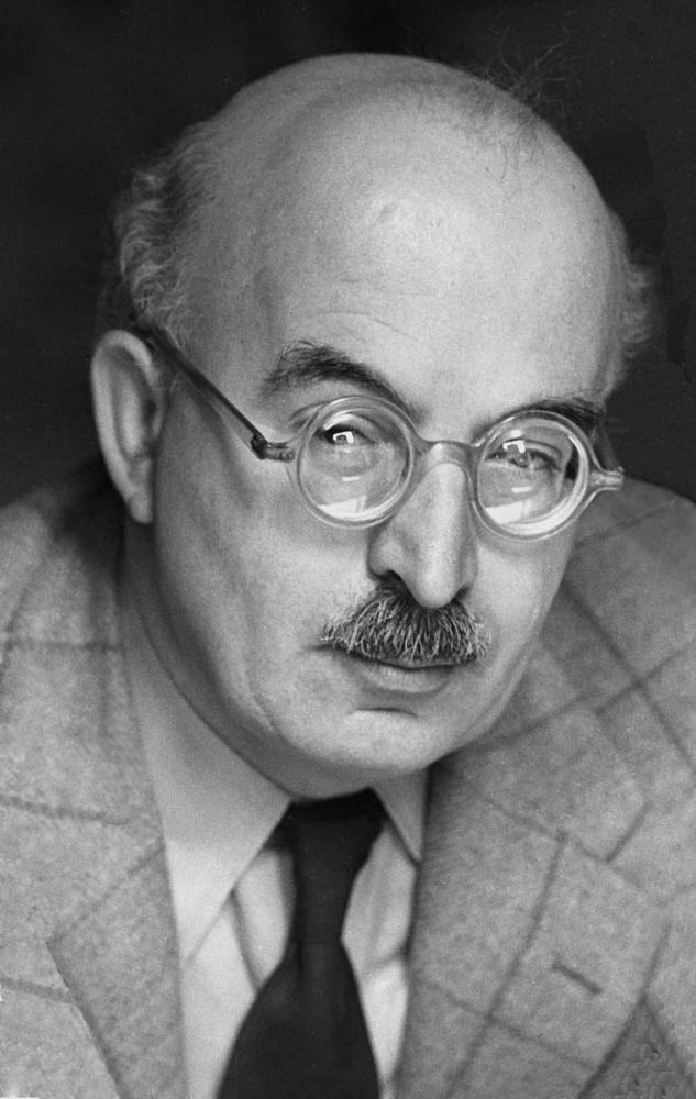 Black-and-white portrait of Arnold Zweig with round, reflective glasses