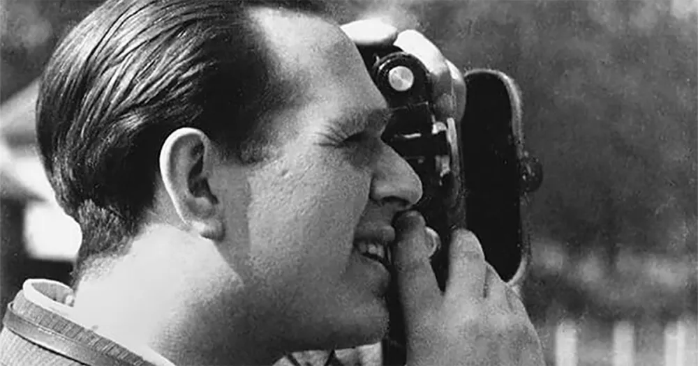 Fred Stein im Seitenprofil beim Fotografieren