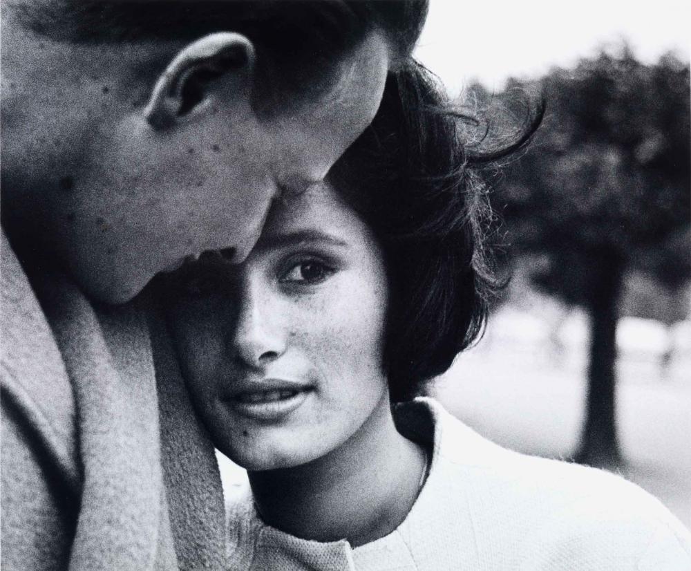 Schwarz-weiß-Fotografie mit den Köpfen eines aneinandergeschmiegten Paares