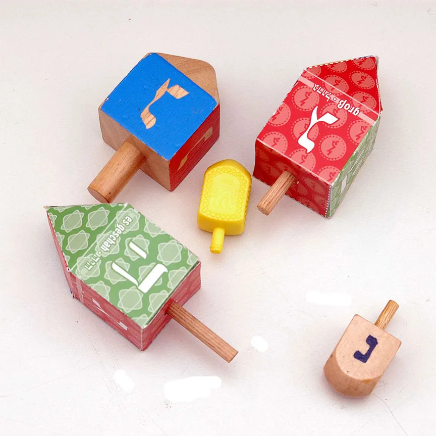 Fünf bunte Kreisel mit hebräischen Buchstaben