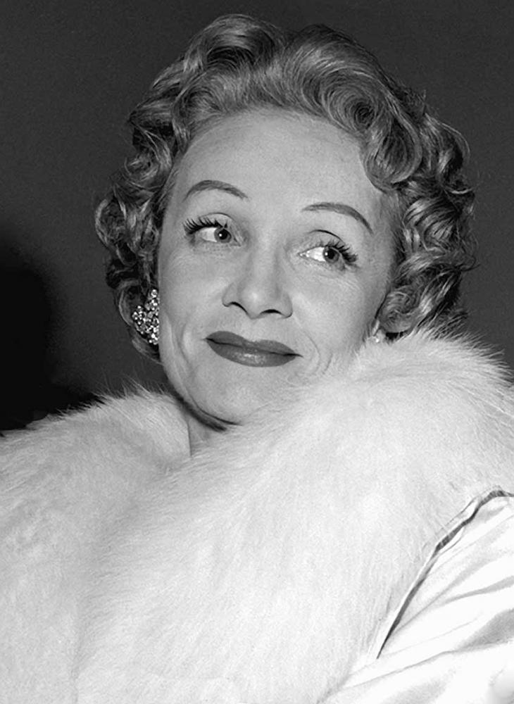 Schwarz-Weiß-Porträt von Marlene Dietrich in weißem Pelz