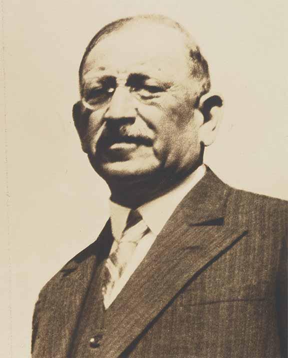 Porträt eines älteren Herrn in Anzug und Krawatte (Schwarz-Weiß-Foto)