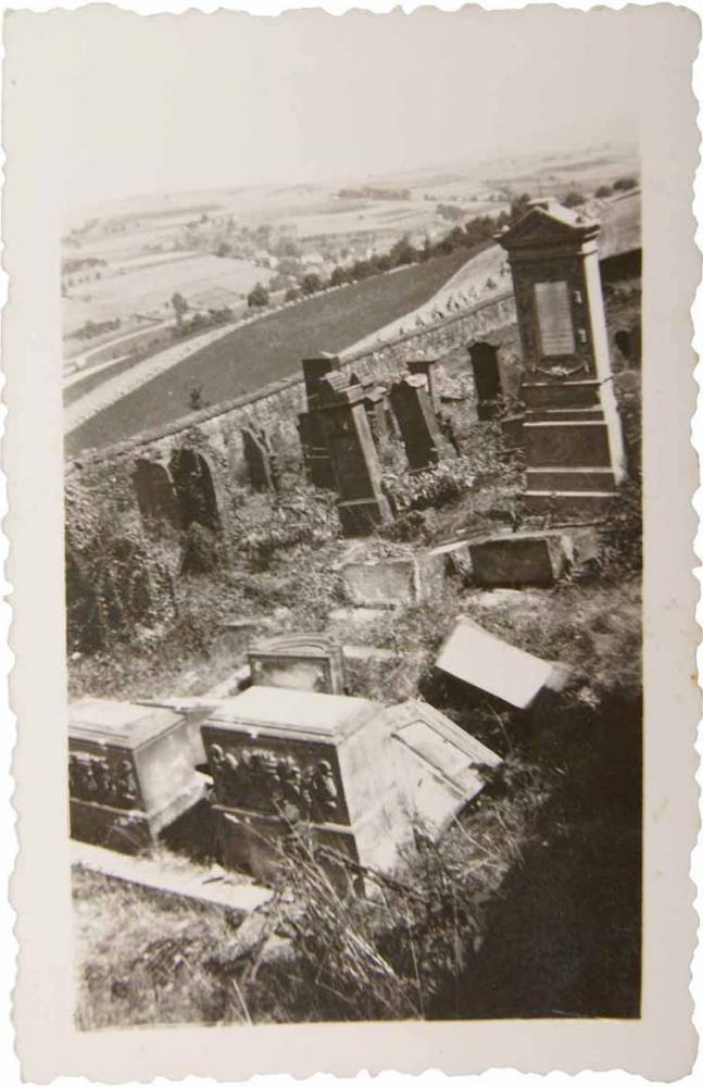 Jüdischer Friedhof mit zerstörten Gräbern