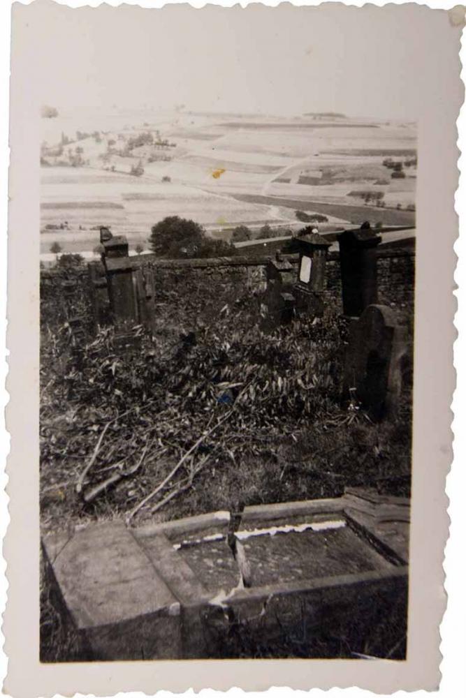 Jüdischer Friedhof mit zerstörten Gräbern