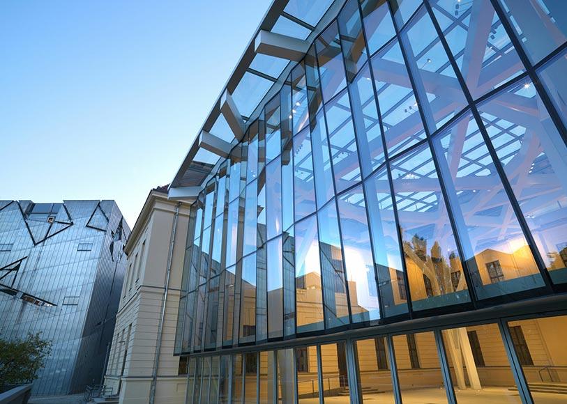 View from the museum garden to the glass courtyard facade.