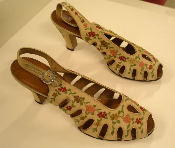 Women's shoes from China. Extravagant, partly open heel shoes with floral embellishments.
