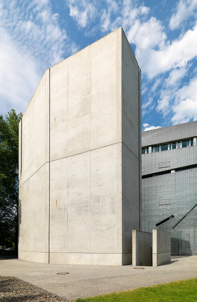 Außenansicht des Holocaust-Turms