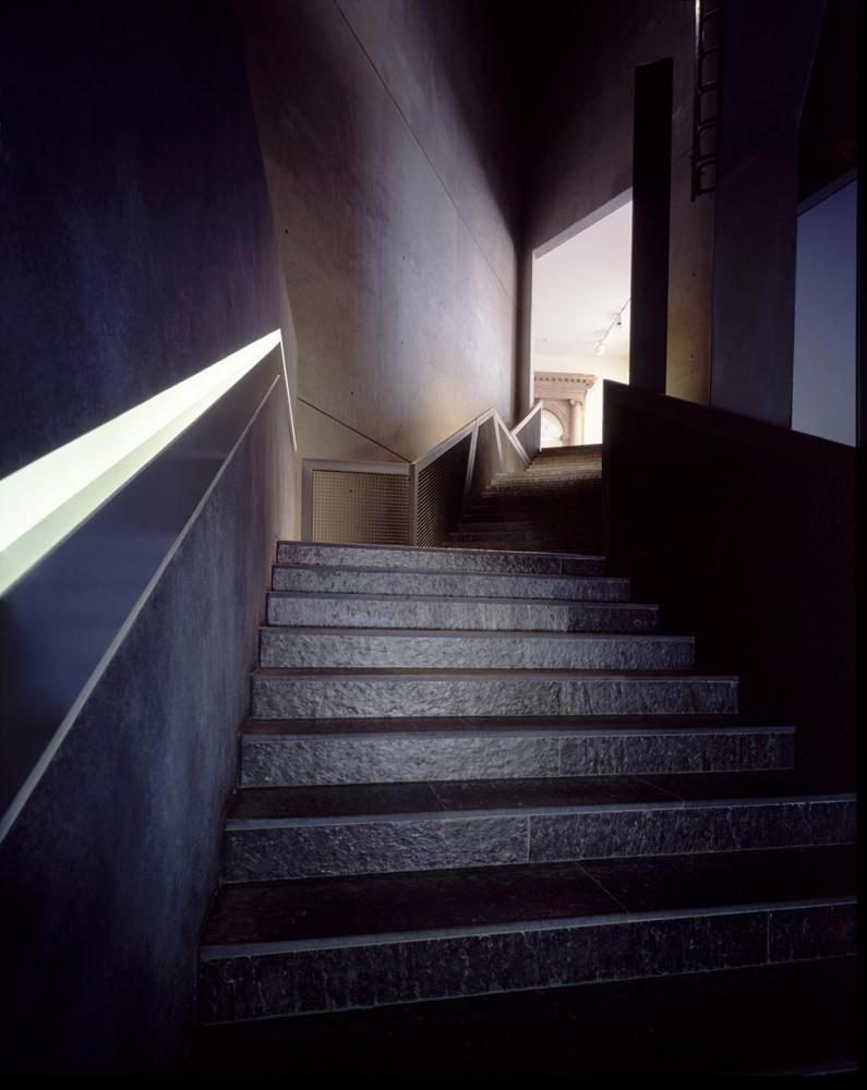 Treppe, die den Altbau mit dem Libeskind-Bau verbindet