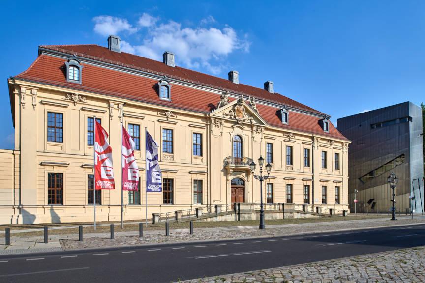 Barocke Altbau des Jüdischen Museums Berlin mit bunten Fahnen
