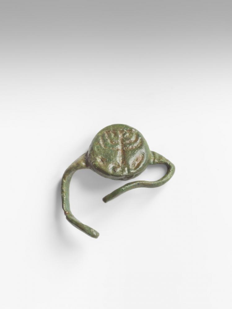 Green tinted ring with engraving, which is open in the middle