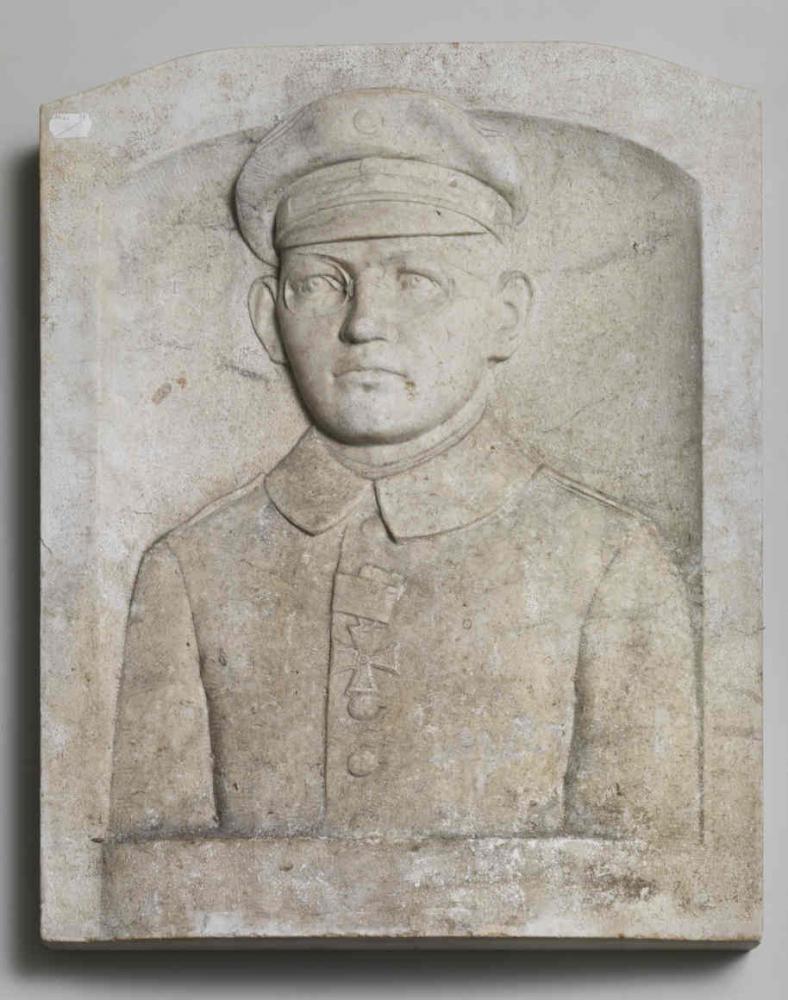 In Stein gemeißeltes Porträt von einem Mann in Uniform