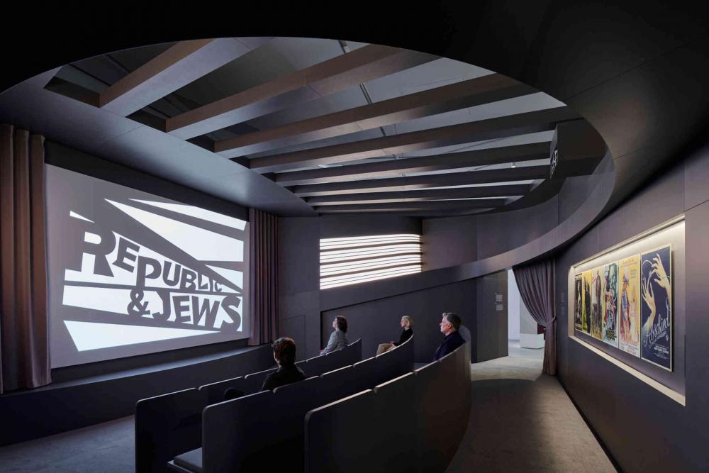 Kinosaal mit drei Reihen und Zuschauenden, auf der Leinwand steht Republic & Jews