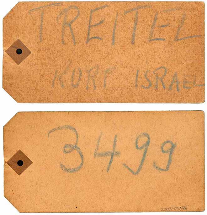 Mit Kreide beschrifteter Karton mit der Aufschrift »Treitel Kurt Israel«, auf der Rückseite die Nummer »3499«