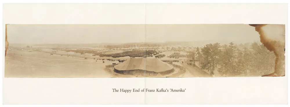 Aufgeklappte Karte mit einem sehr querformatigen Sepia-Foto eines Zirkuszelts in einer Landschaft aus Feldern und Bäumen, darunter der Text: The Happy End of Franz Kafka‘s ‚Amerika‘.