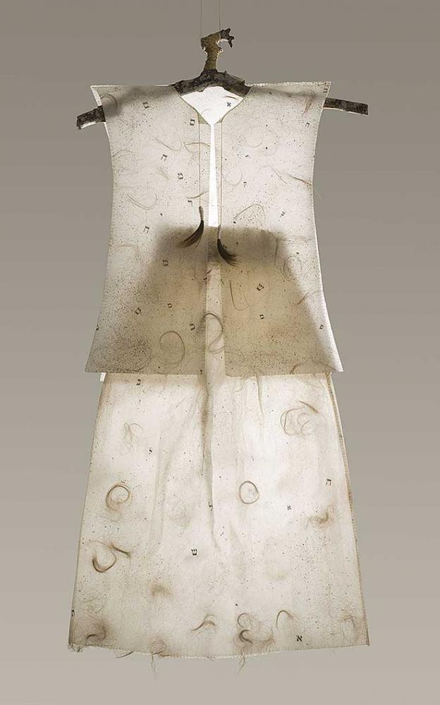 Kleid aus Papier mit eingearbeitetem Echthaar.
