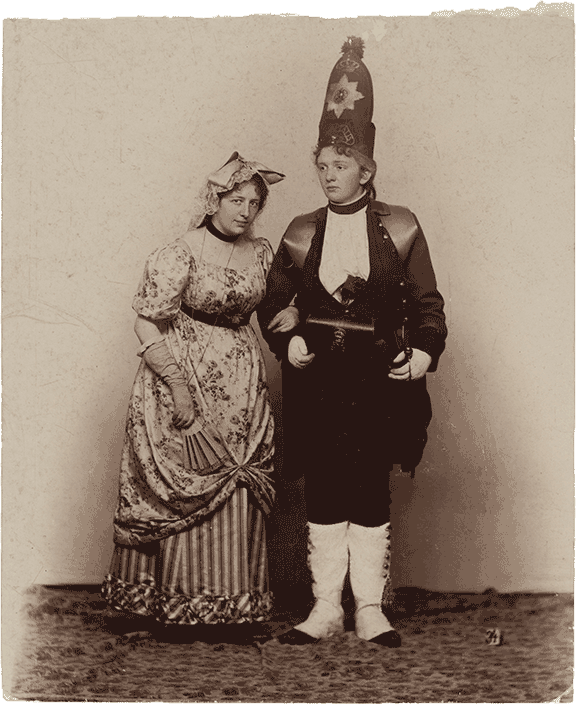 Historische Schwarz-Weiß-Fotografie  von zwei Frauen in Kostümen.