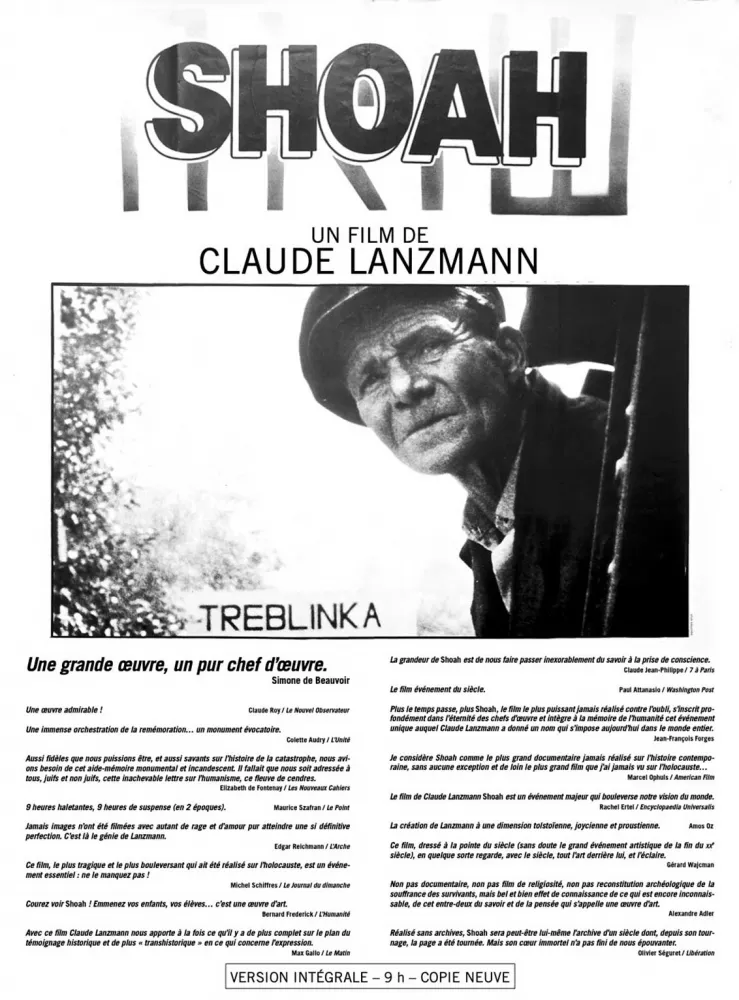 Filmplakat in Schwarz-Weiß. In der Mitte ist ein Standbild aus dem Film zu sehen, es zeigt das Gesicht eines Mannes mit Schirmmütze. Oberhalb des Standbildes stehen der Filmtitel und der Name des Regisseurs, unterhalb stehen Zitate aus der Presse. Die Beschriftung ist auf Französisch und schwer lesbar.