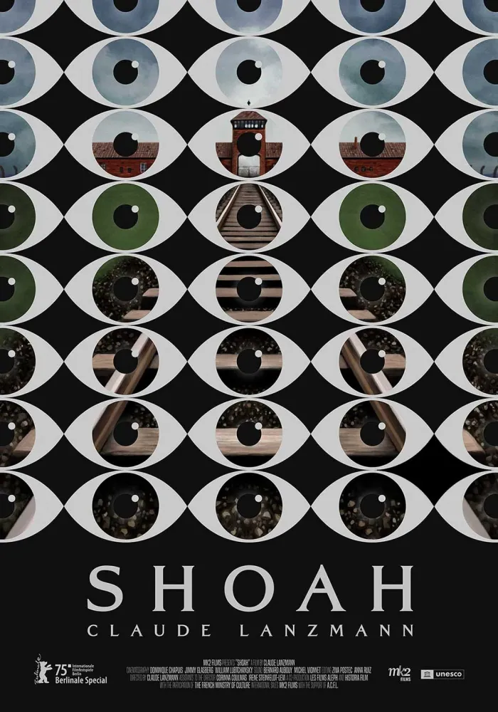 Filmplakat für „Shoah“ von Claude Lanzmann. Der Bildvordergrund zeigt ein grafisches Muster aus Augen. Die Iris all dieser Augen ist jeweils transparent. Durch die transparenten Stellen kann man im Bildhintergrund ein Farbfoto des Lagertors von Auschwitz-Birkenau vor blauem Himmel sehen sowie die Bahngleise, die auf das Tor zuführen.