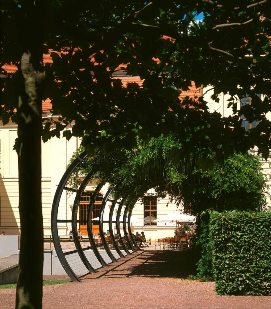 Laubengang im Museumsgarten