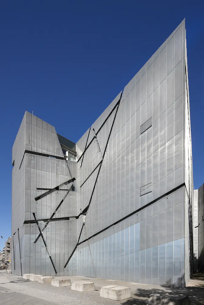 Fassade des Libeskind-Baus von der Lindenstraße aus