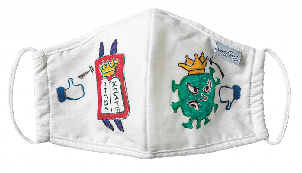 Weiße Mund-Nasen-Maske: links ist eine Tora-Rolle mit Krone und Like-Symbol zu sehen, rechts ein grünes Corona-Virus-Gesicht mit Krone und Dislike-Symbol 
